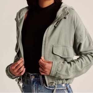 Abercrombie & Fitch Cropped Light Green Utility Jacket